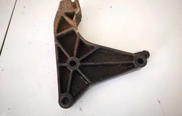 Opel Zafira A Engine mounting bracket