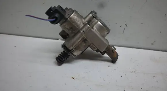 Volkswagen Tiguan Fuel injection high pressure pump 03C127025T