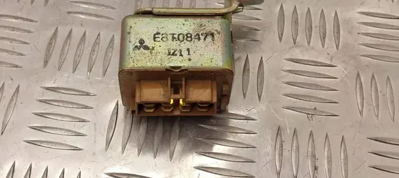 Mitsubishi Galant Fuel pump relay E8T08471