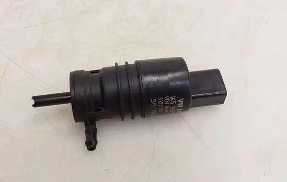 Volkswagen PASSAT B8 Windscreen/windshield washer pump 1K5955651