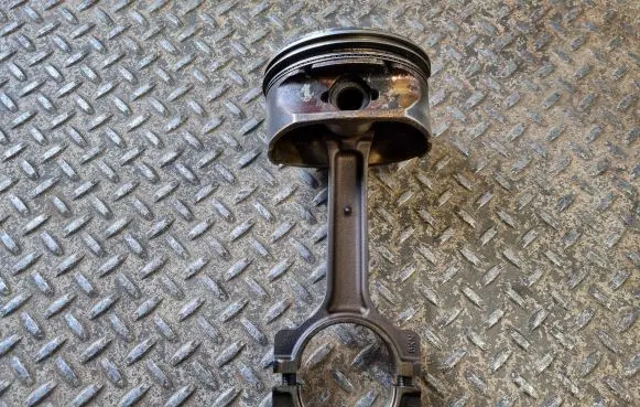 Cadillac Escalade Piston with connecting rod