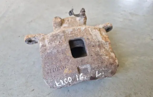Mitsubishi L200 Front brake caliper