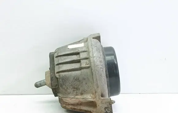 BMW 1 E82 E88 Engine mount bracket 13981112