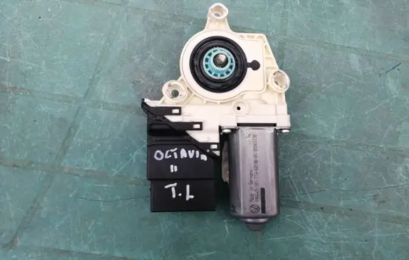 Skoda Octavia Mk2 (1Z) Rear door window regulator motor 1K0959795E