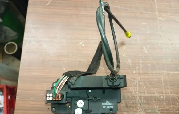Renault Trafic II (X83) Front door lock 8200008261