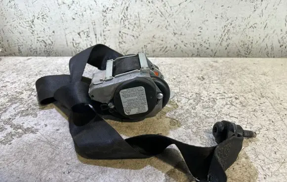Ford Focus Front seatbelt BM5161295AA 617231700