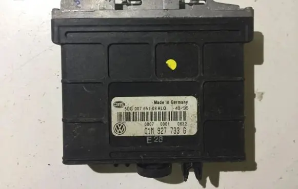 Volkswagen Golf III Gearbox control unit/module 01M927733G