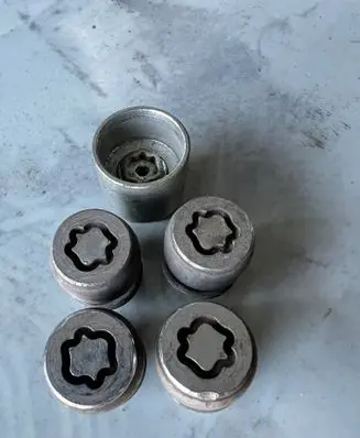 Land Rover Discovery Sport Anti-theft wheel nuts and lock 