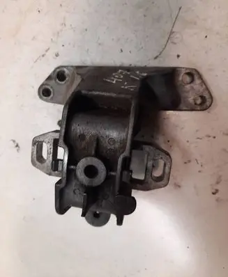 Peugeot 407 Engine mount bracket