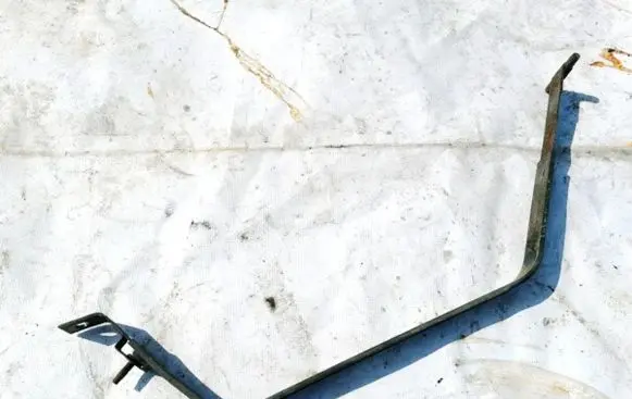 Fuel tank mounting bracket