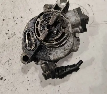 Peugeot 308 Vacuum pump 9804021880