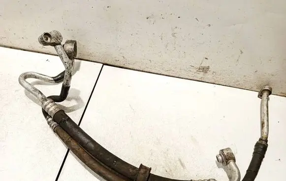 Volkswagen PASSAT B5.5 Air conditioning (A/C) pipe/hose 3b0260704