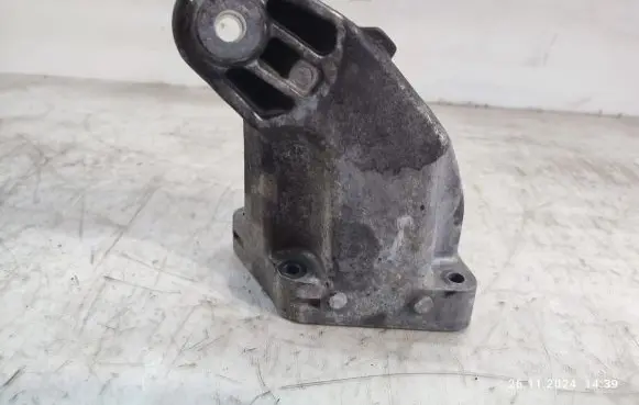 Mercedes-Benz CLS C218 X218 Engine mounting bracket A6422236404