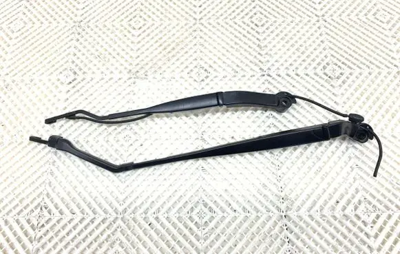 Nissan Qashqai J12 Front wiper blade arm