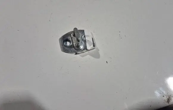 Toyota Avensis T270 Front door lock loop/hook striker 