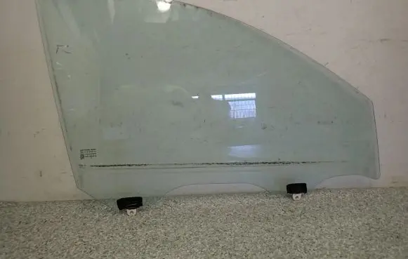 Nissan Micra Sliding door window/glass 