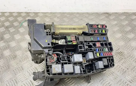 Toyota Verso Fuse module 821110FR93