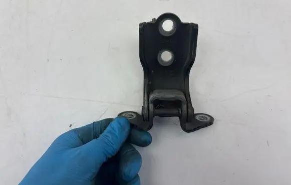 Chevrolet Captiva Front door lower hinge