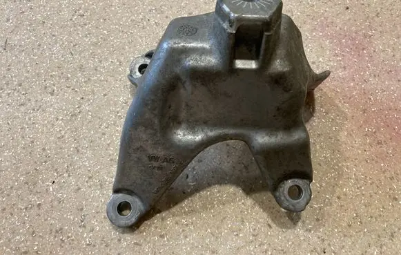 Engine mounting bracket