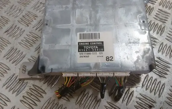 Toyota Avensis T250 Engine control unit/module 8966105820