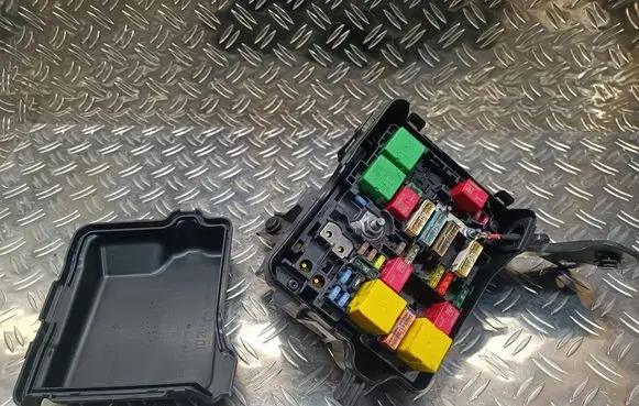 Peugeot 208 Fuse box set 9671924480