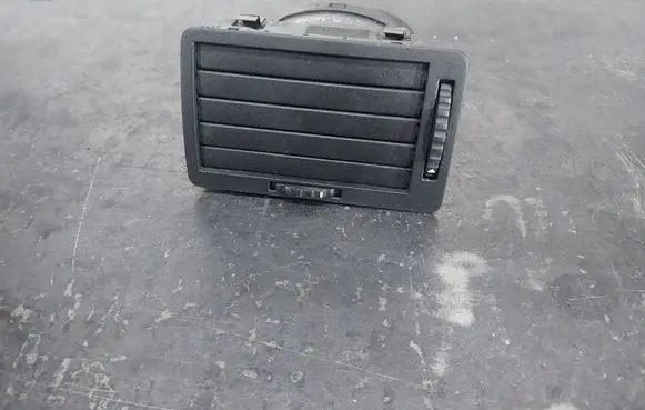 Skoda Octavia Mk1 (1U) Dash center air vent grill 1U1819701