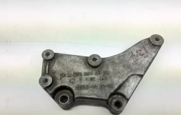Mercedes-Benz E W212 Engine mounting bracket A6510940039 1002 11387010111