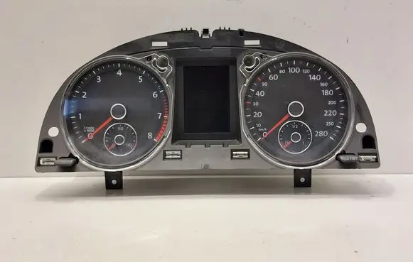 Volkswagen PASSAT CC Speedometer (instrument cluster) 3C8920870H