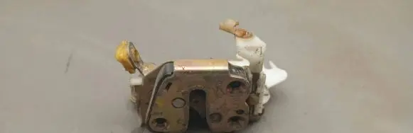 Nissan Terrano Front door lock ET352 88004