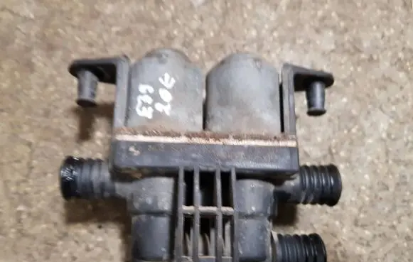 BMW 5 E39 Coolant heater control valve 8374995 1147412137