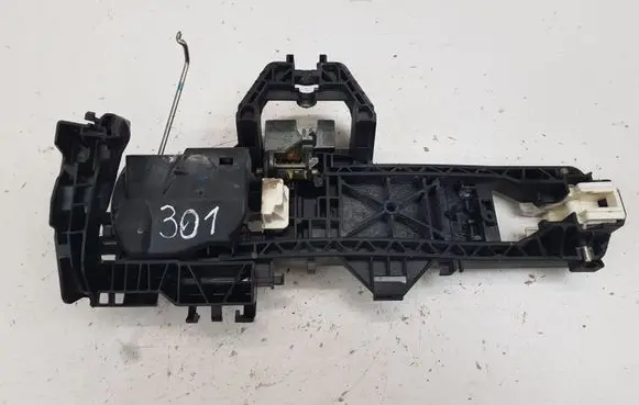 Mercedes-Benz C AMG W204 Front door exterior handle/bracket A2047600634