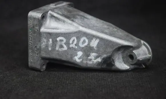 Mercedes-Benz C W204 Engine mounting bracket A2712232304
