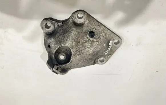 BMW 5 E60 E61 Engine mounting bracket 6776669