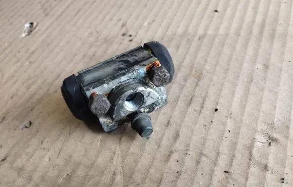 Nissan Note (E11) Rear brake cylinder 