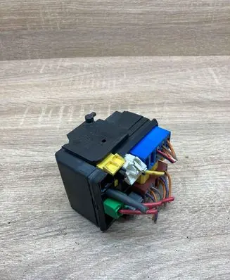 Peugeot 406 Fuse module 9608173180