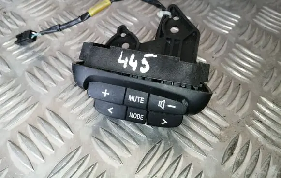 Suzuki Liana Steering wheel buttons/switches 75B111