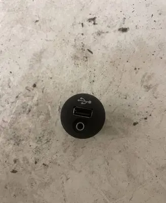 Nissan Juke I F15 USB socket connector 