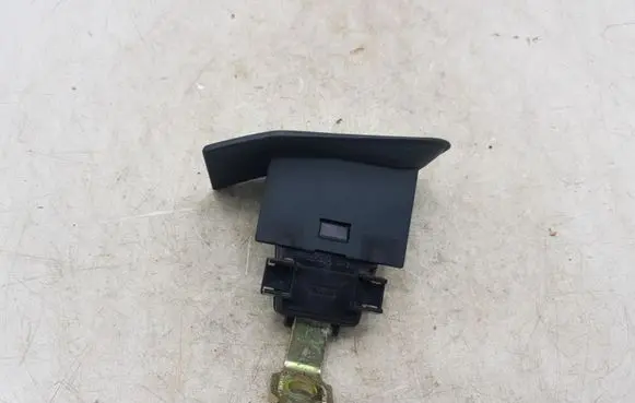 BMW 7 E38 Rear seatbelt buckle 8125845 09108