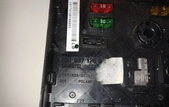Volkswagen PASSAT B6 Fuse module 3C0937125 63592777