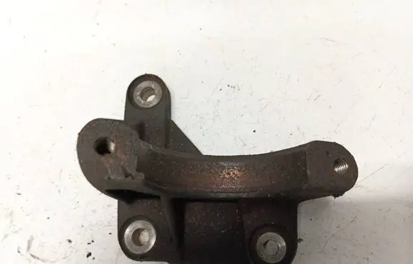 Engine mounting bracket