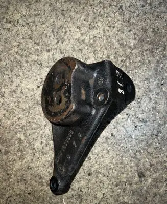 BMW 7 E38 Engine mounting bracket 1093805