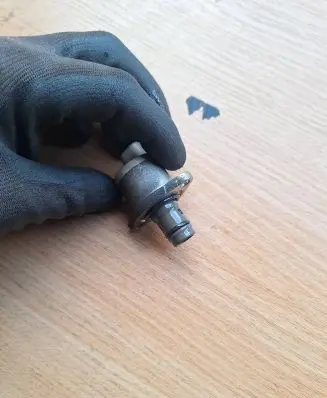 Toyota Avensis T250 Fuel pressure regulator 10H4