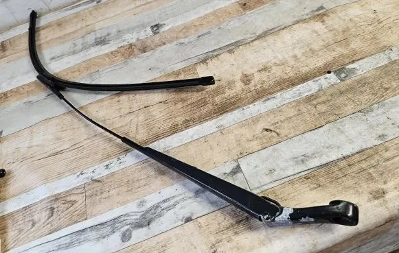 Opel Zafira B Front wiper blade arm 13145563