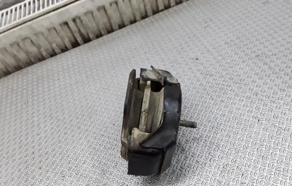 Mitsubishi Pajero Engine mount bracket