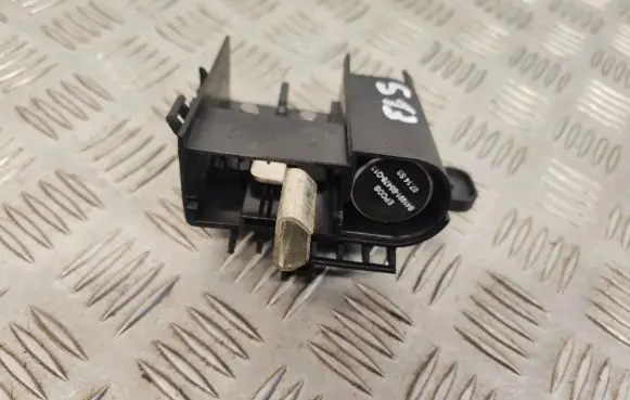 Volkswagen PASSAT B8 Battery relay fuse 1K0937517