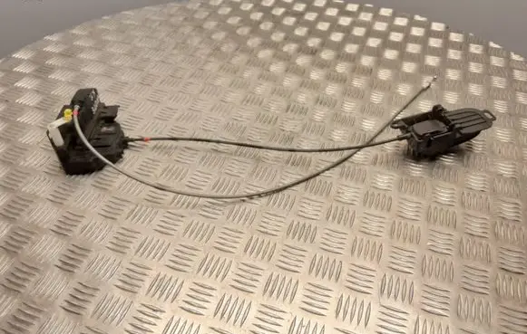 Nissan Note (E11) Front door lock
