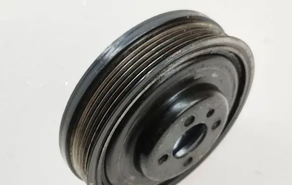 Volkswagen Golf VI Crankshaft pulley 038105243M