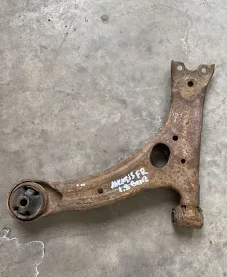 Toyota Avensis T220 Front lower control arm/wishbone