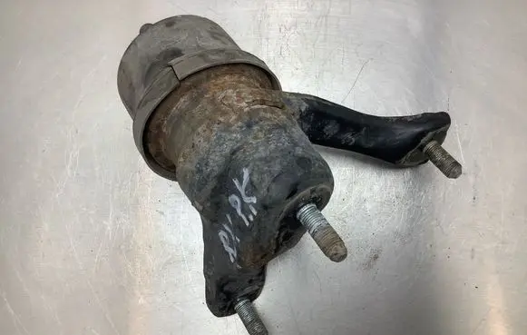 Lexus RX 330 - 350 - 400H Engine mount bracket