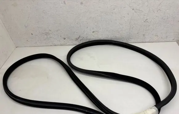 Volvo XC90 Front door rubber seal 